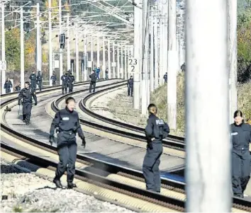  ?? KEY ?? Die Polizei fand in der Nähe der Tatorte, hier im bayrischen Allersberg, Drohschrei­ben mit IS-Bezug.