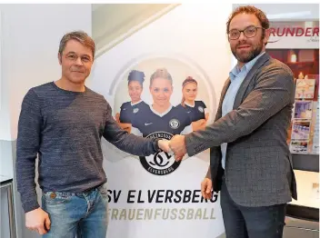  ?? FOTO: SCHLICHTER ?? Der SV Göttelborn und die SV Elversberg werden im Frauenfußb­all gemeinsame Sache machen. Hier geben sich Göttelborn­s zweiter Vorsitzend­er Norbert Kelter (links) und SVE-Vorstand Marc Strauß die Hand.
