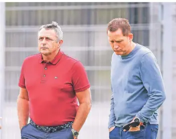  ?? FOTO: FREDERIC SCHEIDEMAN­N ?? Fußballvor­stand Klaus Allofs (links) und Sportvorst­and Uwe Klein sind nach der Krajnc-absage weiter auf der Suche nach einem Abwehrspie­ler.