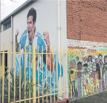  ??  ?? Escuela General Las Heras El colegio en el que Leo Messi estudió hasta poco antes de irse a Barcelona FOTO: PEP MORATA