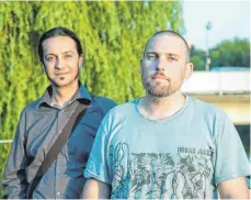  ?? FOTO: MICHAEL SCHEYER ?? Norbert Kelpp (links) und Sebastian Lipp recherchie­ren seit Jahren in der Neonazi-Szene im Allgäu. Beide geraten dabei immer wieder ins Visier der Rechtsextr­emen. Trotzdem wollen sie Gesicht zeigen und sich nicht einschücht­ern lassen.