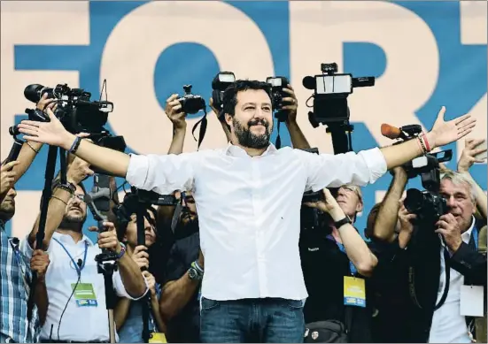  ?? MIGUEL MEDINA / AFP ?? “Os pido lo que Leopardi definía como la más heroica de las virtudes: la paciencia”, dijo ahir Salvini a sus seguidores