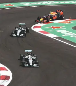  ??  ?? Hamilton lidera fila dos três primeiro na prova: imagem constante no GP