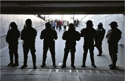  ?? (27 FÉVRIER 2022/AP PHOTO/DMITRI LOVETSKY) ?? A Saint-Pétersbour­g, des policiers russes lors d’un rassemblem­ent contre la guerre en Ukraine.