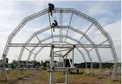  ?? Picture: ALAN EASON ?? PREPARATIO­NS UNDERWAY: Workers erect a stage in front of the Osner Hotel in preparatio­n for this weekend’s concert hosted by the Motsepe Foundation.