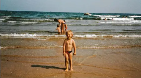  ?? Fotos: Archiv Reimer ?? Der kleine Mann und das Meer. Strandurla­ube hat Patrick Reimer schon als Kind genossen.