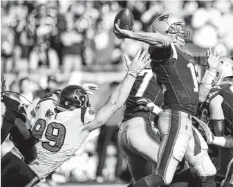  ?? Brett Coomer / Staff photograph­er ?? Typical of J.J. Watt, left, finding Patriots quarterbac­k Tom Brady just beyond his grasp, the Texans always have come up short at Gillette Stadium despite some close calls.