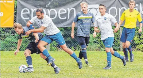  ?? FOTO: ALHO ?? Nach dem Bezirkspok­al gibt es in der neuen Saison ein Wiedersehe­n zwischen den B-Ligisten TSG Zech (weiße Trikots) und dem SV Tannau.