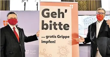  ?? BILD: SN/APA/HANS PUNZ ?? Wien bietet eine kostenlose Impfung an. Im Bild Bürgermeis­ter Michael Ludwig und Stadtrat Peter Hacker (r.).