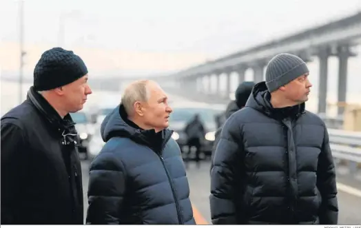  ?? MIKHAIL METZEL / EFE ?? Vladimir Putin visita, ayer, el puente derribado hace un par de meses por las fuerzas armadas ucranianas en Crimea.