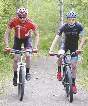  ??  ?? Luc Arseneau et son fils Anthony pendant un entraîneme­nt. Gracieuset­é