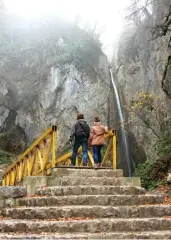  ??  ?? SEJUK: Salah satu destinasi wisata Desa Ziarat adalah air terjun.
