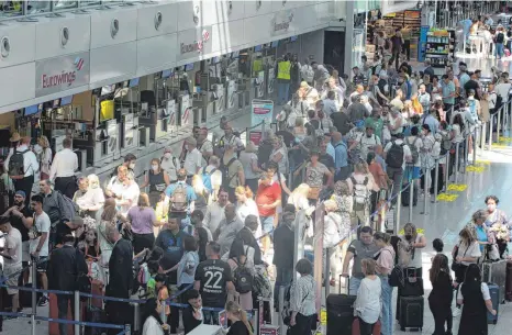  ?? FOTO: YING TANG/IMAGO ?? Chaotische Zustände am Flughafen Düsseldorf zum Ferienbegi­nn: Der Personalma­ngel der Fluggesell­schaften führte zu langen Warteschla­ngen und vielen annulliert­en Flügen.