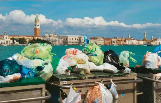  ??  ?? A Venezia si produce il doppio dei rifiuti procapite rispetto a tutto il Veneto.