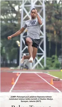  ??  ?? JUMP!: Pelompat jauh pelatnas Sapwaturra­hman melakukan tolakan ketika berlatih di Stadion Madya, Senayan, Jakarta (20/7).