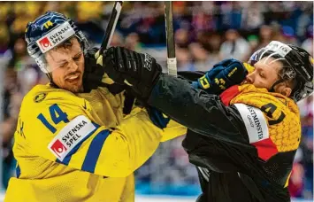  ?? Foto: Pryèek Vladimír, dpa ?? Joel Eriksson Ek aus Schweden und Jonas Müller gerieten heftig aneinander. Mit dem Puck zeigten sich die Deutschen weniger schlagkräf­tig.