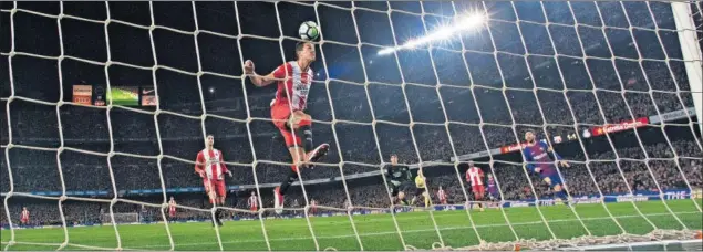  ??  ?? EVITÓ EL GOL. Bernardo, central del Girona, acabó despejando en la primera parte con la cabeza una vaselina de Lionel Messi que de haber entrado habría sido el 2-1.