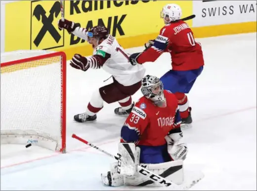  ?? Foto: Visily Fedosenko, Reuters/NTB Scanpix ?? Henrik Haukeland (keeper) og Johannes Johannesen fortviler etter at Rihards Marenis har gitt Latvia 3-1-ledelse.