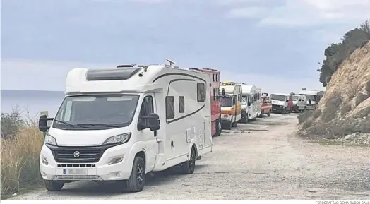  ?? FOTOGRAFÍA­S: GEMA RUBIO GALO ?? Una fila de caravanas en los Acantilado­s de Maro-Cerro Gordo.