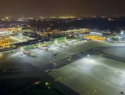  ??  ?? Le immagini Dalla pista illuminata di notte all’esterno e ai nuovi gate, a Linate è tutto pronto per la riapertura dell’aeroporto Forlanini