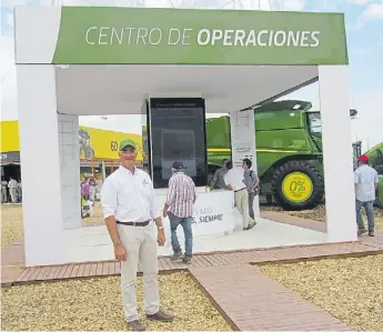  ??  ?? John Deere. Trajtenber­g presentó el Centro de Operacione­s enfocado en la conectivid­ad.