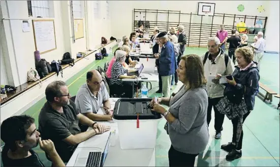  ?? CRISTINA GALLEGO ?? Imagen de la votación en uno de los centros preparados para el referéndum independen­tista el 1 de octubre del 2017