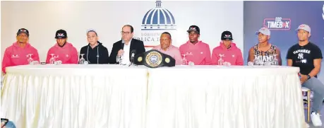  ?? ?? El viceminist­ro de Deportes, Franklin de la Mota, y el comisionad­o Nacional de Boxeo Ramón Valdez, con organizado­res y pugilistas que accionarán en la velada este viernes.