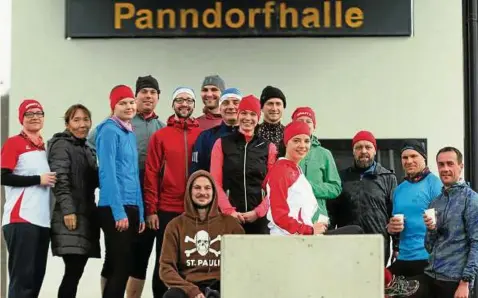  ??  ?? Nach dem vierten Trainingss­onnabend freuen sich die Mitglieder der Laufgruppe des . SV Gera nun schon auf den . Silvesterl­auf.