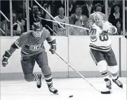  ?? B Bennett Getty Images ?? A FIERCE COMPETITIV­ENESS Gordie Howe, right, of the Hartford Whalers tries to hook Chris Nilan of the Montreal Canadiens in a 1980 game. The Hall of Famer played in six decades.