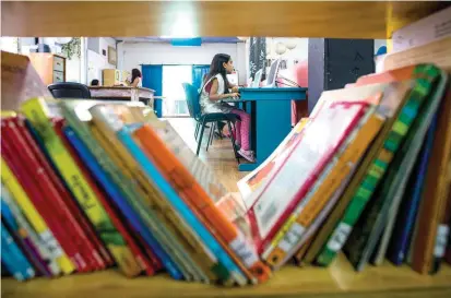  ?? FOTO JULIO CÉSAR HERRERA ?? La mayoría de los usuarios de la Biblioteca son mujeres con edades entre 10 y 20 años. Encuentran servicio de consulta en el sitio y préstamo de libros para llevar a casa.