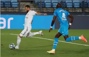  ??  ?? Karim Benzema, estelar jugador del Real Madrid, se apresta anotar el primero de los dos goles que tuvo en el choque de ayer.