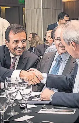  ?? (TÉLAM) ?? Mesa. El ministro Ricardo Sosa saluda a Quintana, con Parga como testigo. El funcionari­o nacional destacó la relación “madura” con Córdoba.