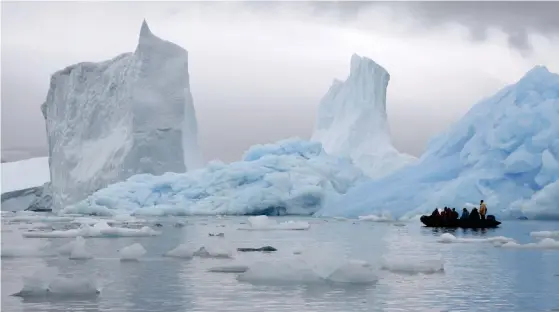  ?? Foto: Mostphotos ?? Ska människan exploatera eller freda Arktis? På bilden is berg vid Grönlands kust.