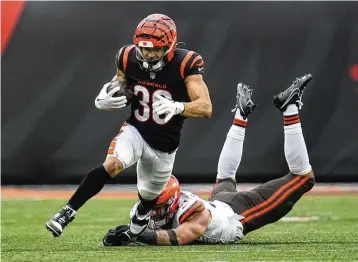  ?? SUE OGROCKI / AP ?? Cincinnati Bengals running back Chase Brown (30) escapes from Cleveland Browns linebacker Jordan Kunaszyk during their game Jan. 7. After dealing with injuries, Browns played well down the stretch.