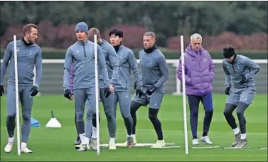  ??  ?? Mourinho dirige ayer el entrenamie­nto del Tottenham en la ciudad deportiva de los ‘spurs’.
