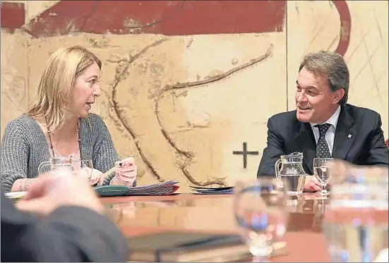  ?? KIM MANRESA ?? Neus Munté y Artur Mas durante la reunión del Consell Executiu de ayer