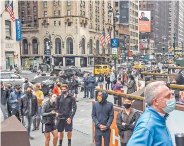  ??  ?? Estadounid­enses hicieron largas filas ayer durante el primer día de votación anticipada, en Nueva York.