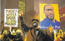  ?? FOTO: HENRY PAN/DPA ?? Der Tod von George Floyd hat in den USA eine Debatte über Polizeigew­alt befeuert. Auf dem Plakat der Demonstran­ten in Minneapoli­s ist zu lesen: „Mord mit Polizeimar­ke ist immer noch Mord“.