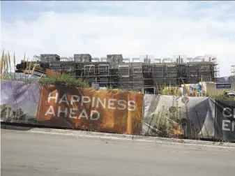  ?? Liz Hafalia / The Chronicle ?? New housing projects are seen on the west side of the Hunters Point Shipyard where the state will test for radioactiv­e contaminat­ion, a process set to begin in July and to wrap up this fall.