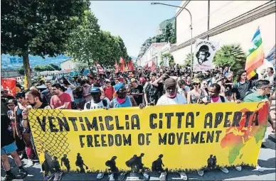  ?? MIGUEL MEDINA / AFP ?? Protesta en contra de las fronteras, ayer en Ventimigli­a (Italia), junto a la frontera francesa