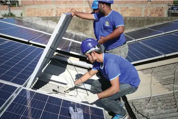  ?? DR ?? Angola já utiliza energia solar em pequenos sistemas isolados, mas os novos projectos elevam o nível de compromiss­o do Governo para com as fontes renováveis