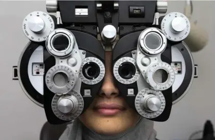  ?? ANDREW FRANCIS WALLACE/TORONTO STAR ?? Syrian newcomer Nada Dallal, 16, whose family arrived in Canada from Jordan, has the first vision test of her life at a free eye clinic.