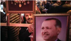  ?? BILD: EMRAH GUREL ?? Recep Tayyip Erdogans anhängare firar i Istanbul efter söndagens valseger