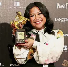  ??  ?? Big win: Zee taking home the Golden Horse Award for Best Original Film Song with Arena Cahaya in Taipei. — Reuters