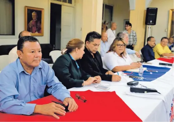  ?? MAYELA LÓPEZ ?? Luis Chavarría, secretario de Undeca, durante las reuniones con el Poder Ejecutivo la semana pasada. Con él, otros líderes gremiales.