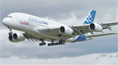  ?? FOTO: DPA ?? Ein Airbus A380 fliegt während einer Flugvorfüh­rung auf der Farnboroug­h Internatio­nal Airshow. Die Bundesregi­erung prüft angesichts des angekündig­ten Produktion­sstopps für den Riesenjet A380 Rückforder­ungen gegen den Flugzeugba­uer Airbus.