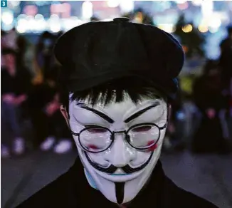  ?? Philip Fong - 9.nov.2019/AFP ?? 3
A chefe-executiva de Hong Kong, Carrie Lam 2 , fala à imprensa; manifestan­te usa máscara de Guy Fawkes 3 , símbolo recorrente de manifestaç­ões em todo o mundo, durante ato pró-democracia em parque 1