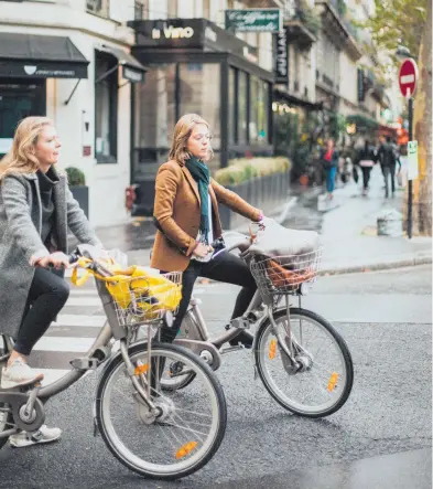  ?? PABLO GUTMAN/EFE ?? Los paseos en bicicleta ayudan a aliviar la sensación de angustia y malestar emocional