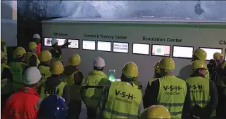  ??  ?? Zahlreiche Gäste wohnten der Eröffnung des Tunnel Digitalisa­tion Center Ende Oktober 2019 in Flums bei.