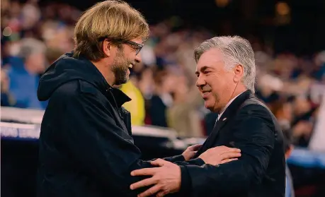  ?? GETTY IMAGES ?? Professori Jurgen Klopp e Carlo Ancelotti si abbraccian­o prima di una delle tante sfide in Champions League. Le ultime tra Liverpool e Napoli